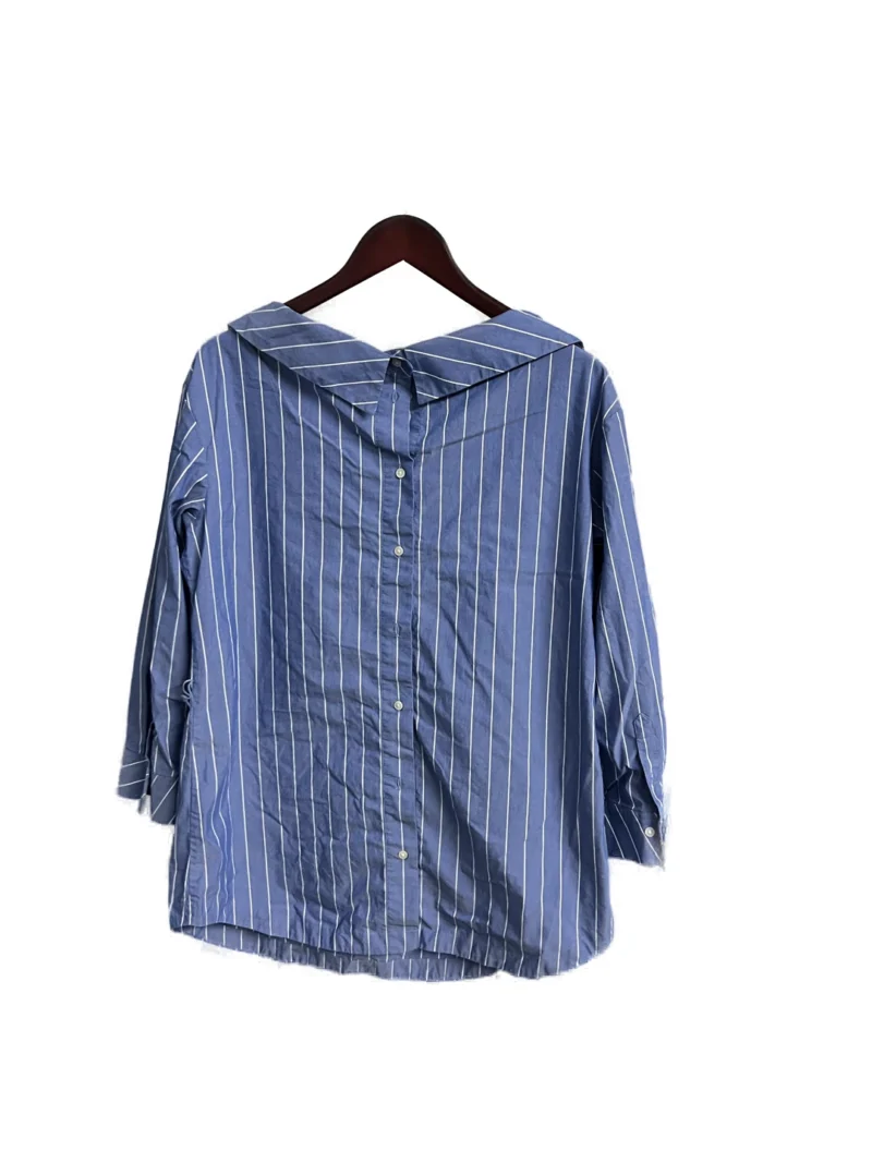 Blusa de botones azul con lineas blancas