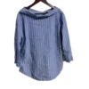 Blusa de botones azul con lineas blancas
