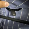 Blusa de botones azul con lineas blancas